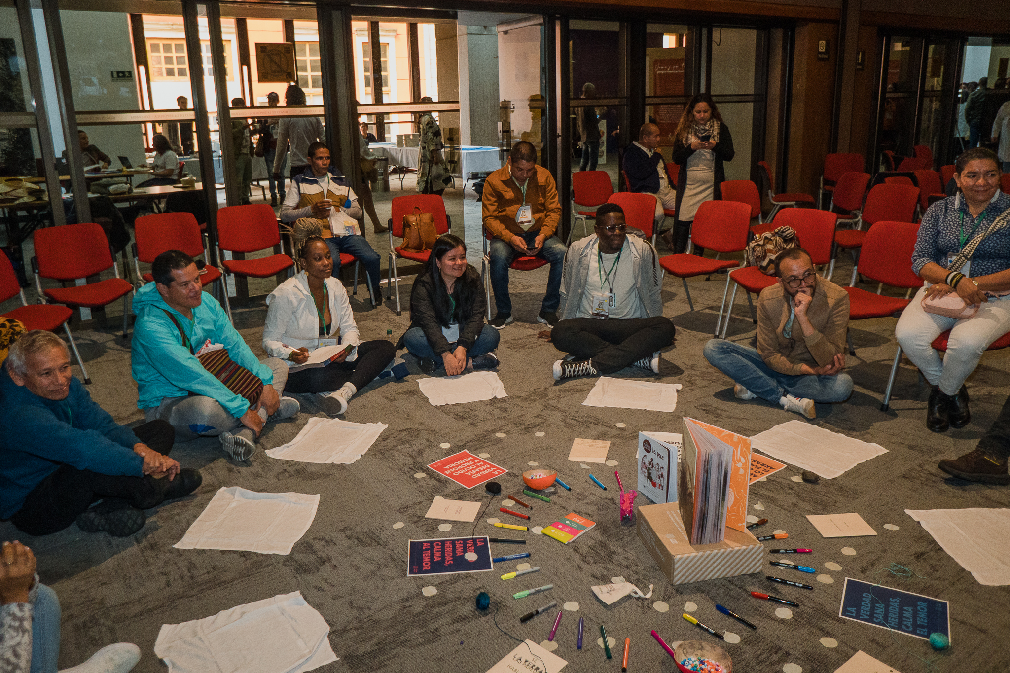 Imagen experiencia hito La paz se toma la palabra grupo reunido