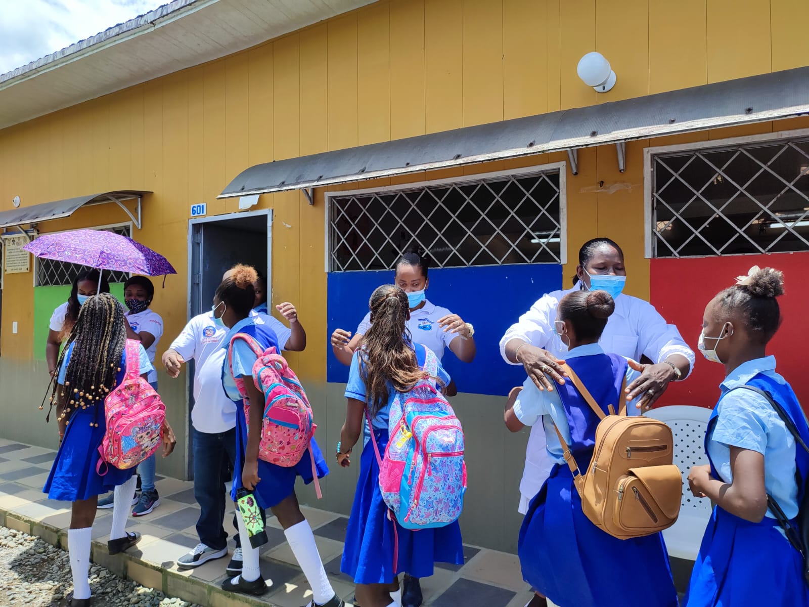 Imagen experiencia hito En la escuela si esta mi combo apoyando a estudiantes