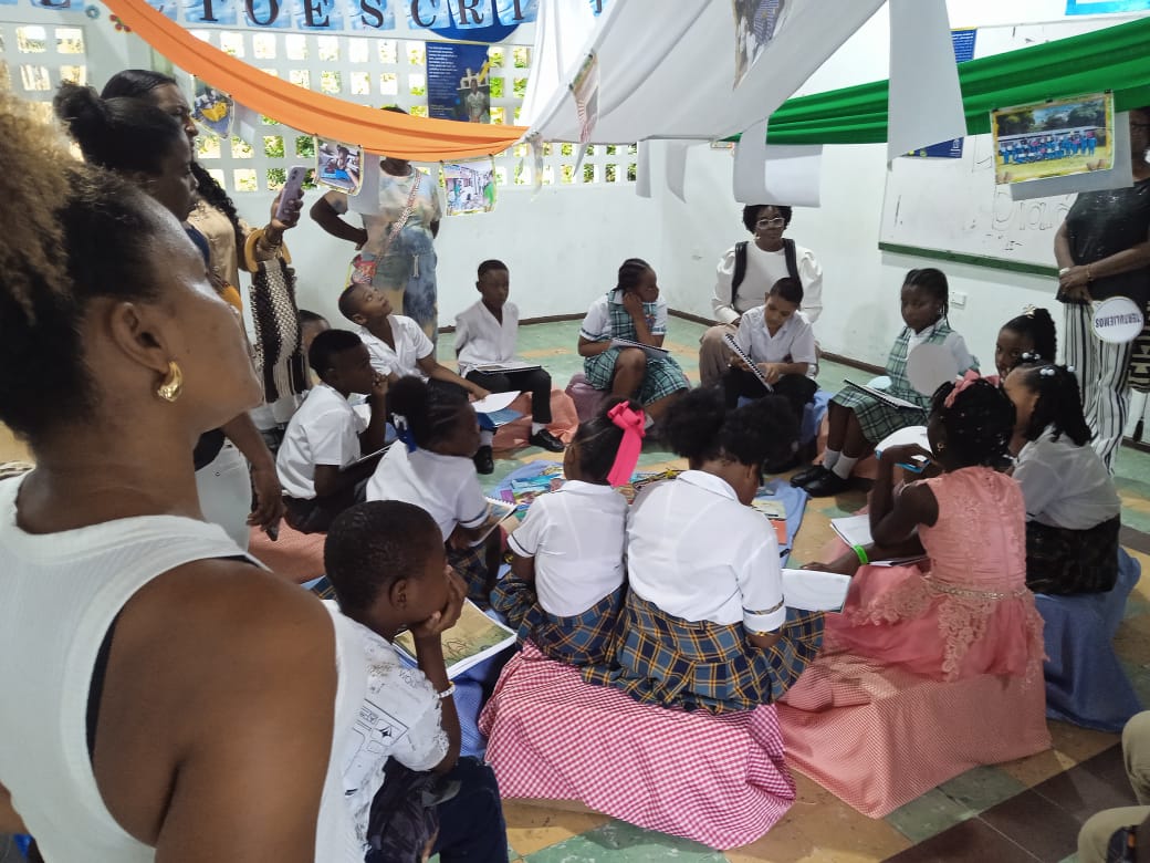 Imagen experiencia hito Refuerzo extra escolar niños estudiando